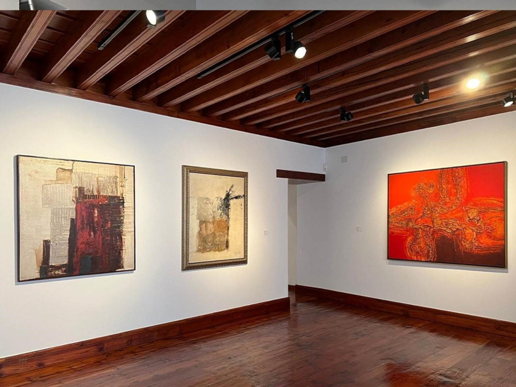 Moderne kunstwerken in een galerie op Tenerife.