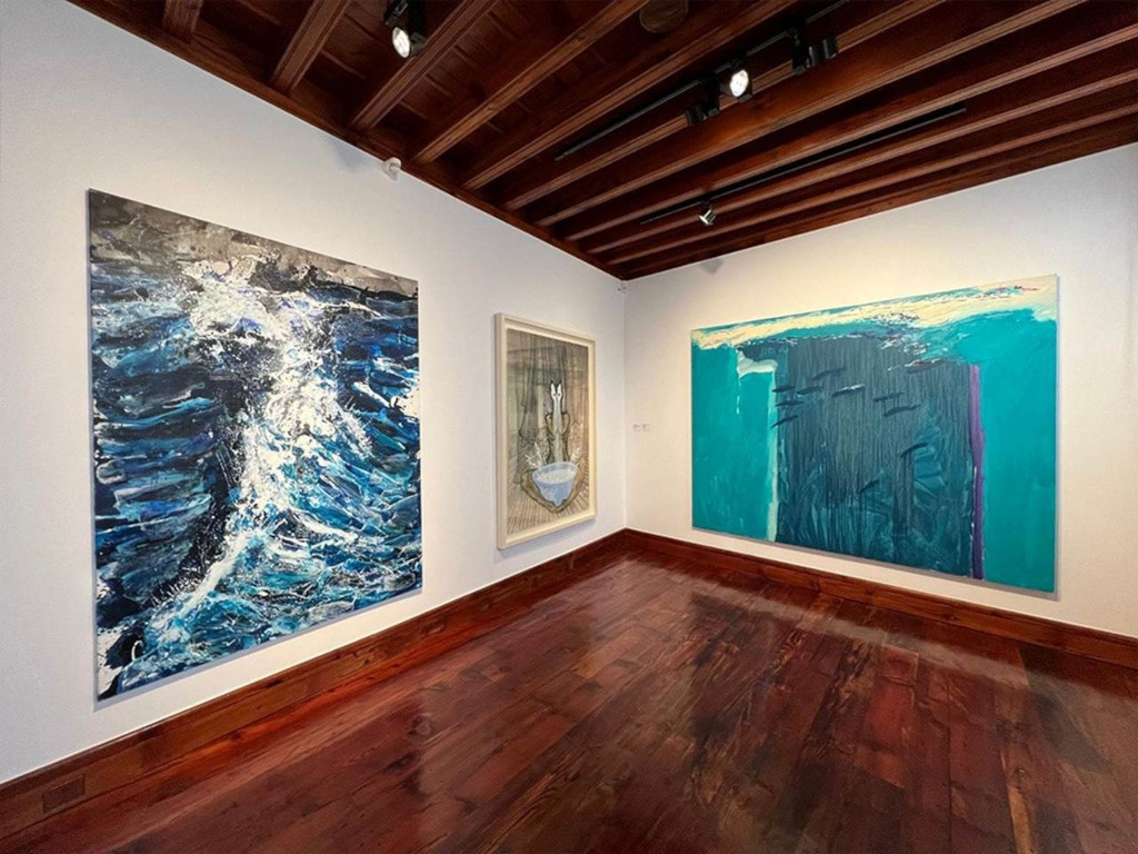 Abstracte schilderijen in een kunstgalerie op Tenerife.
