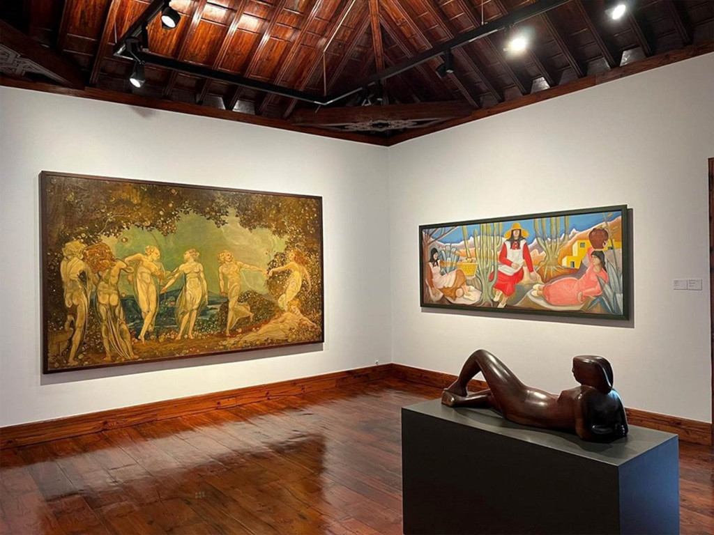 Schilderijen en beeldhouwwerken in een galerie op Tenerife.