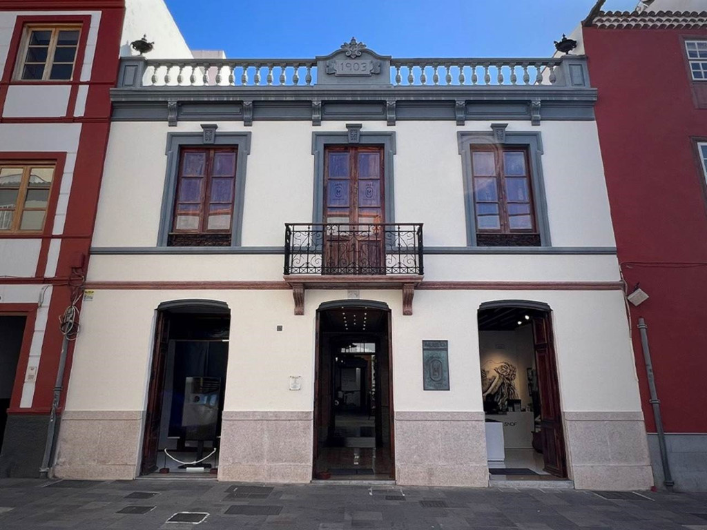 Historisch gebouw met balkon en jaartal 1903 aan de gevel op Tenerife.