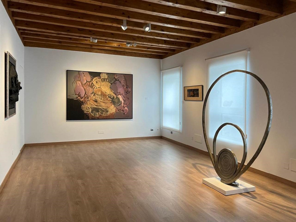 Kunstgalerie op Tenerife met moderne sculpturen en schilderijen.