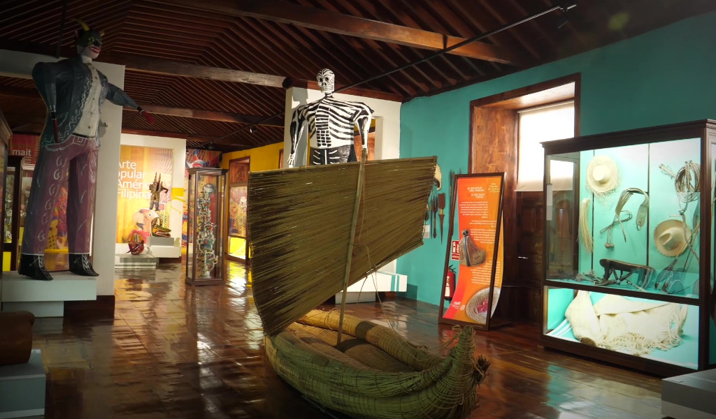 Tentoonstelling van Amerikaanse en Filipijnse volkskunst in een museum op Tenerife.