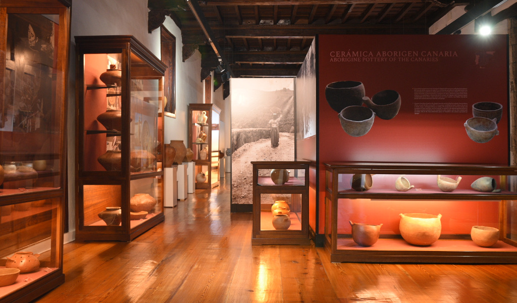 Tentoonstelling van Canarische inheemse keramiek in een museum op Tenerife.