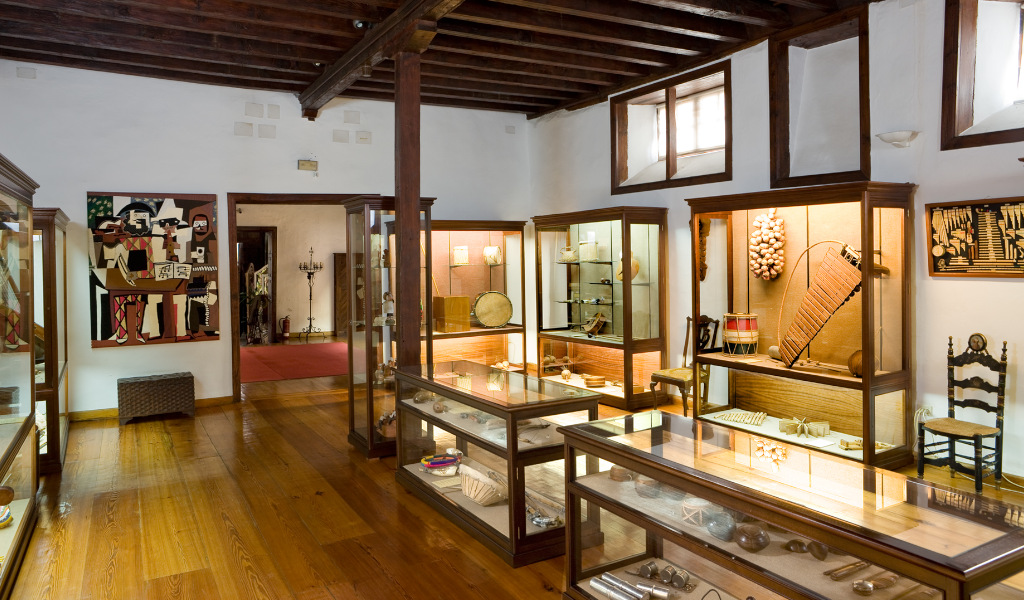 Tentoonstelling van oude muziekinstrumenten in het museum van Tenerife.