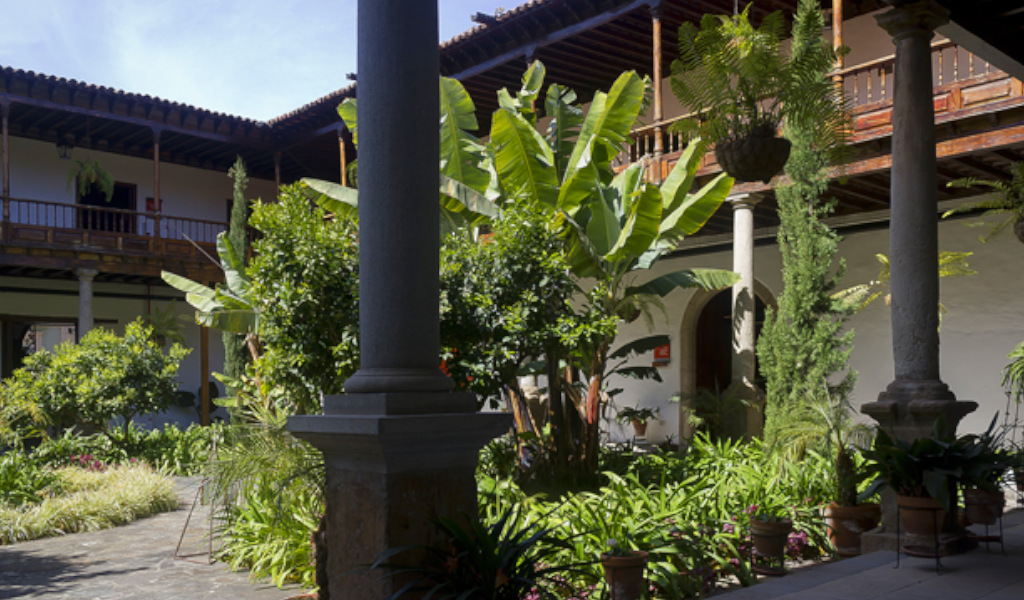 Binnenplaats met planten en zuilen in een traditioneel huis op Tenerife.