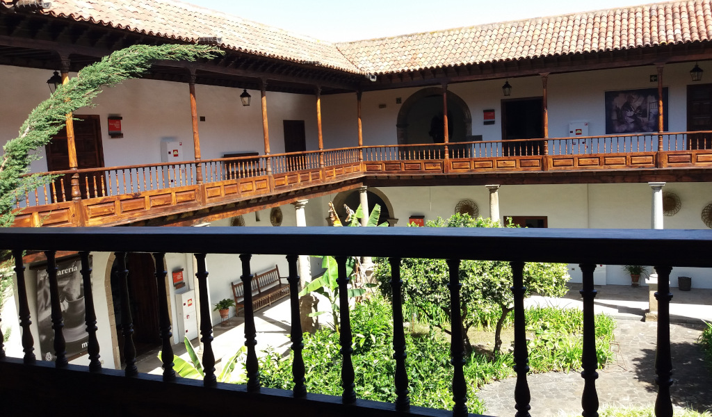 Binnenplaats met tuin en houten balkons in La Laguna, Tenerife.