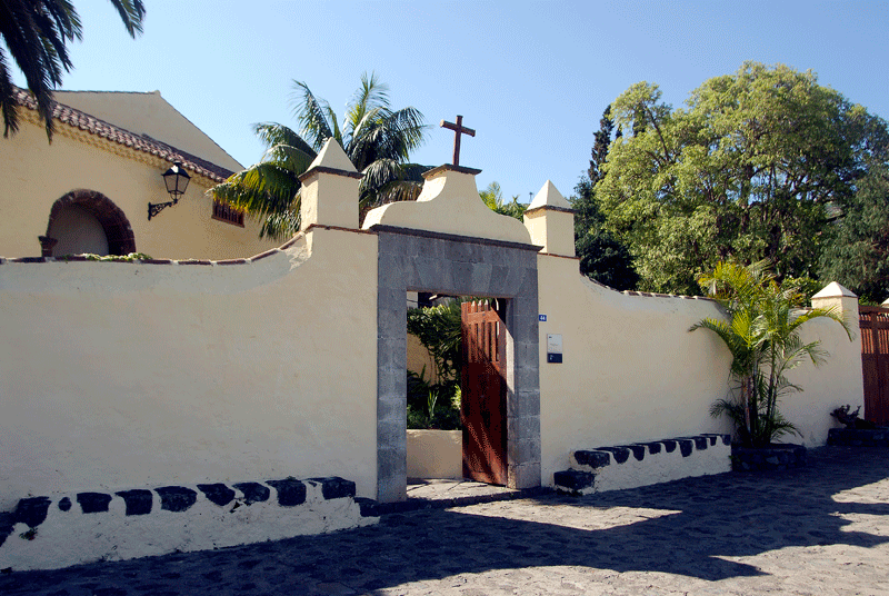 Ingang van de kerk met transept en tuinen in de gemeente La Orotava, Tenerife.