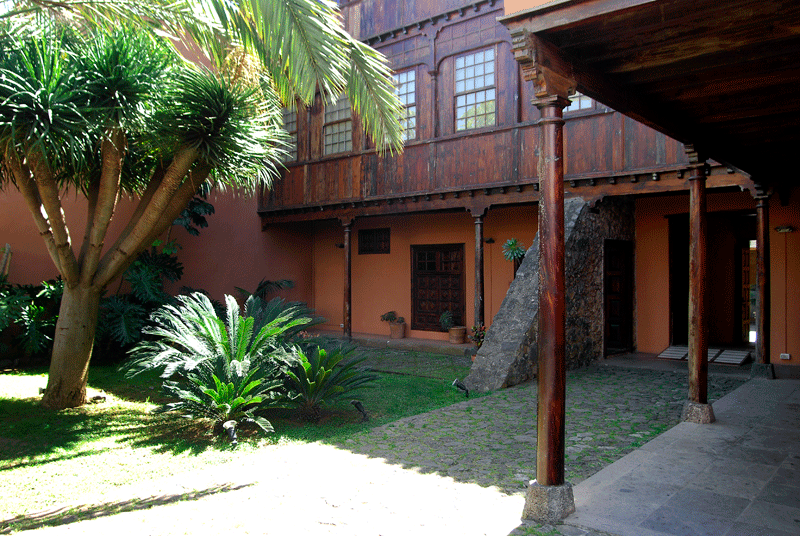 Binnenplaats met tuin en houten zuilen in La Orotava, Tenerife.
