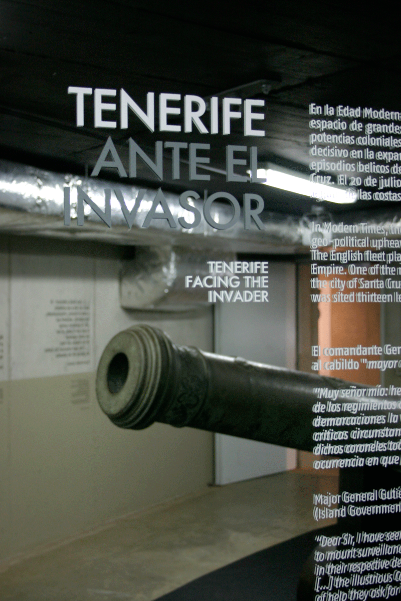 Tenerife voor de indringer, tekst op de achtergrond van een kanon tentoongesteld.