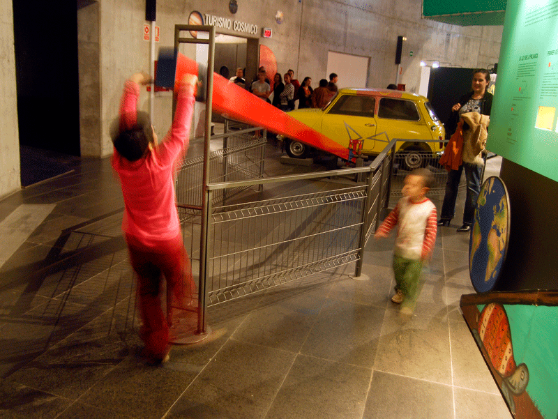 Kinderen die spelen bij een tentoonstelling over kosmisch toerisme in Santa Cruz de Tenerife.