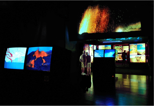 Interactieve tentoonstelling in het wetenschapsmuseum van Tenerife met verlichte schermen.