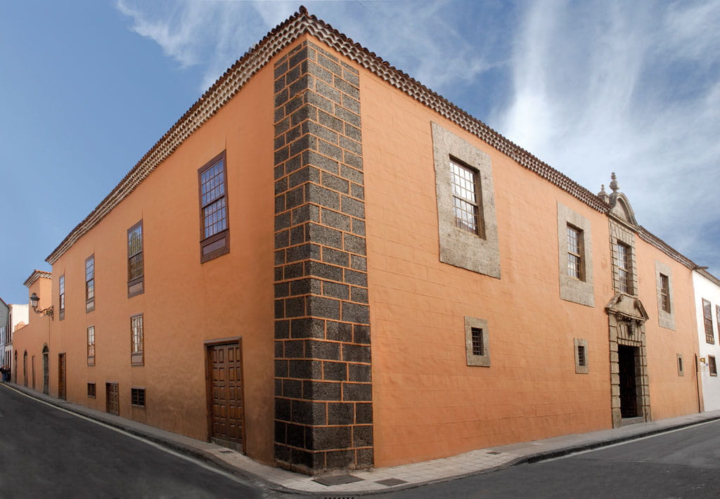 Historisch gebouw met oranje gevel aan een straat in La Laguna, Tenerife.