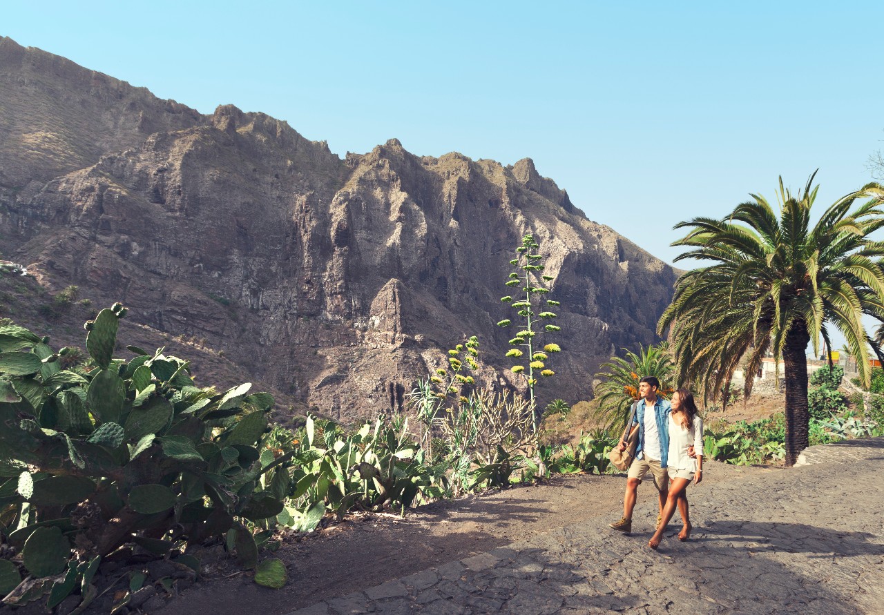 Wandelen langs een pad in het bergachtige landschap van Masca, Tenerife.