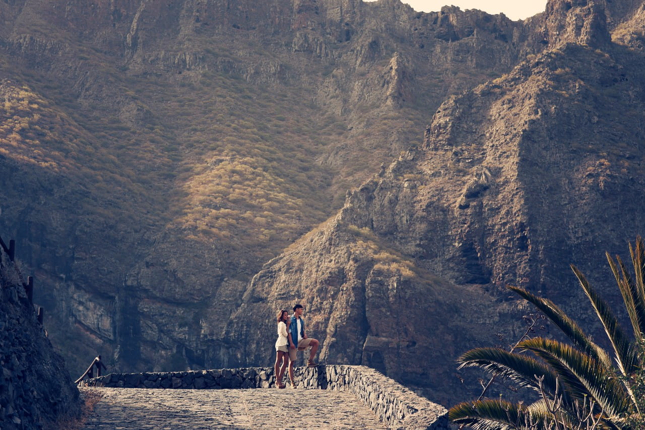 Een paar mensen bij het uitkijkpunt van de Reuzen op Tenerife.