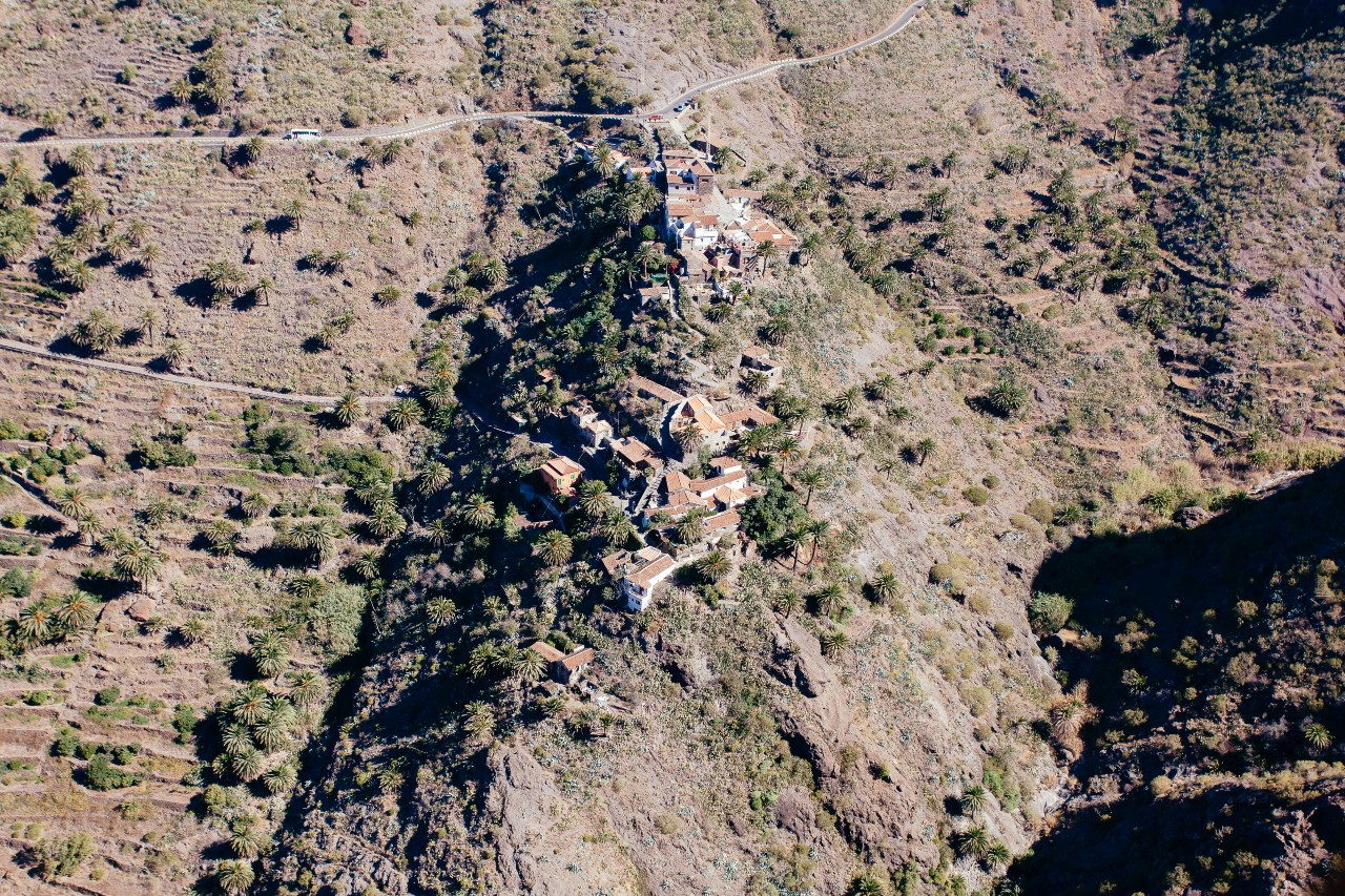 Luchtfoto van Taganana op Tenerife, omringd door bergen en verspreide vegetatie.