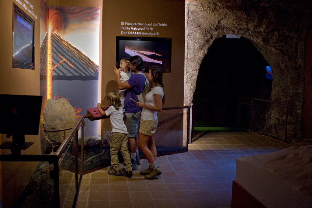 Familie observeert tentoonstelling in het Nationaal Park Teide, Tenerife. Tekst: Nationaal Park Teide.