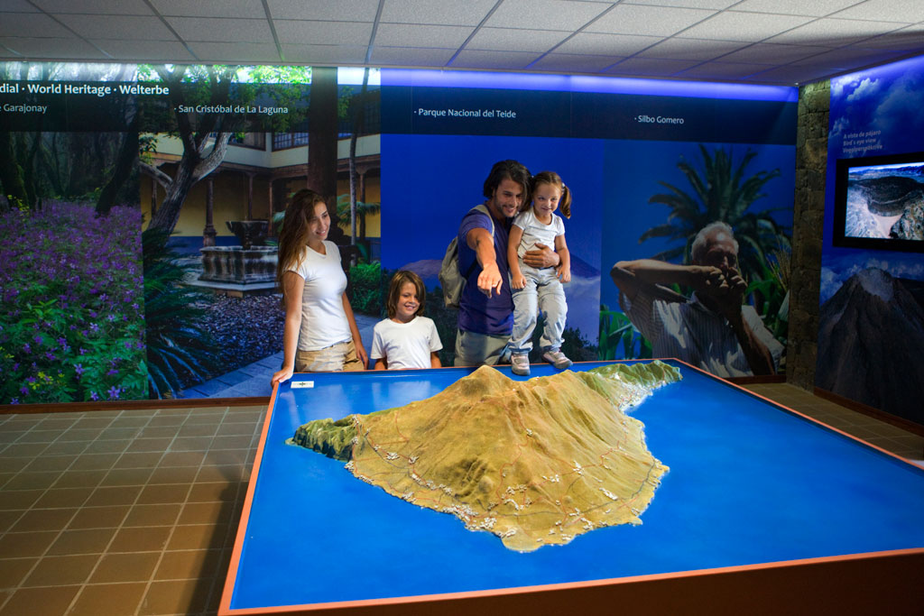 Family observeert een model van het Teide National Park in een overdekte tentoonstelling.