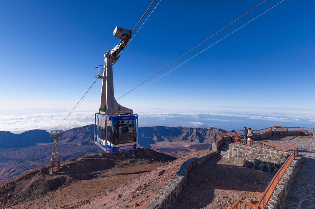 Kabelbaan over het vulkanische landschap van El Teide, Tenerife, met een nabijgelegen uitkijkpunt.