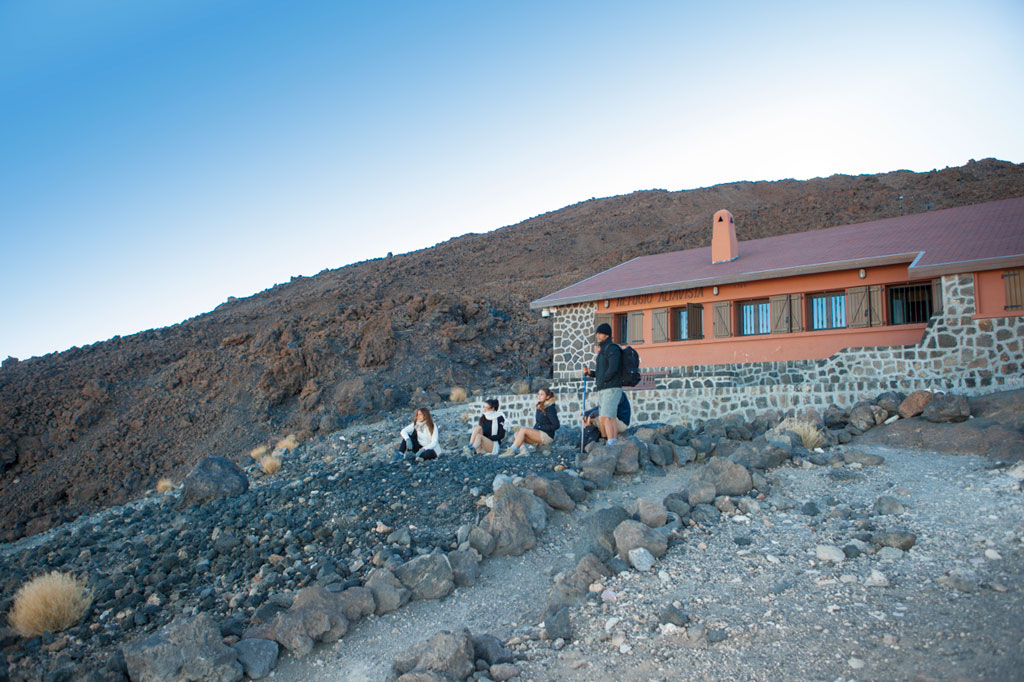 Mensen rusten uit voor het Altavista-reservaat in het Nationaal Park Teide, Tenerife.