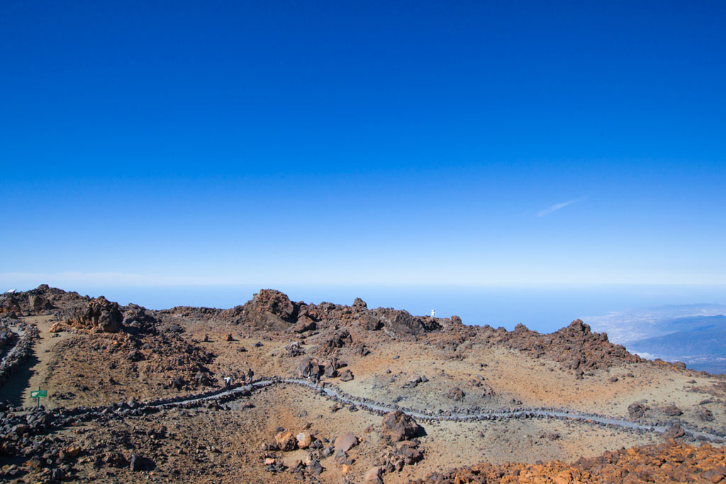 Vulkanisch landschap in het Nationaal Park Teide, Tenerife, met heldere luchten.