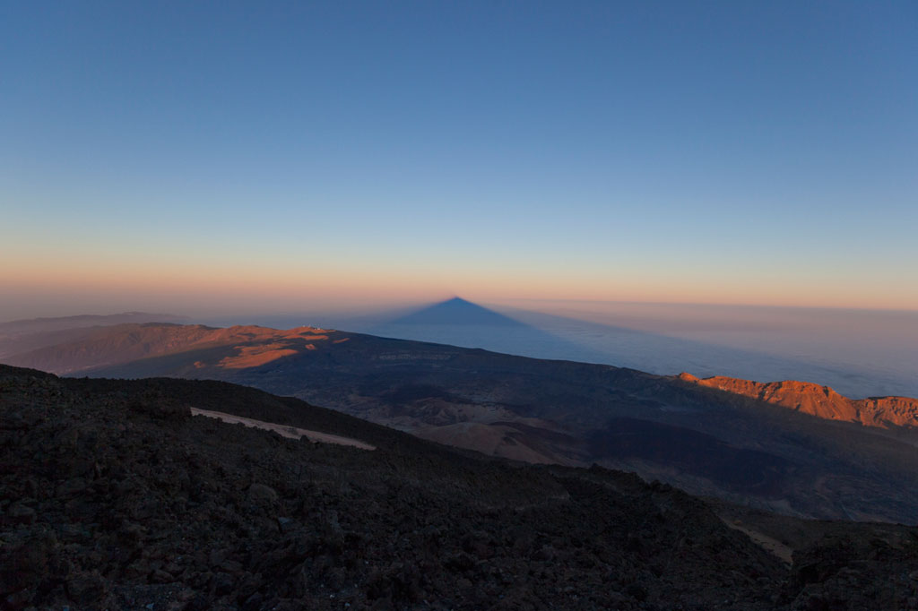 Schaduw van de Pico del Teide bij zonsopgang op Tenerife.