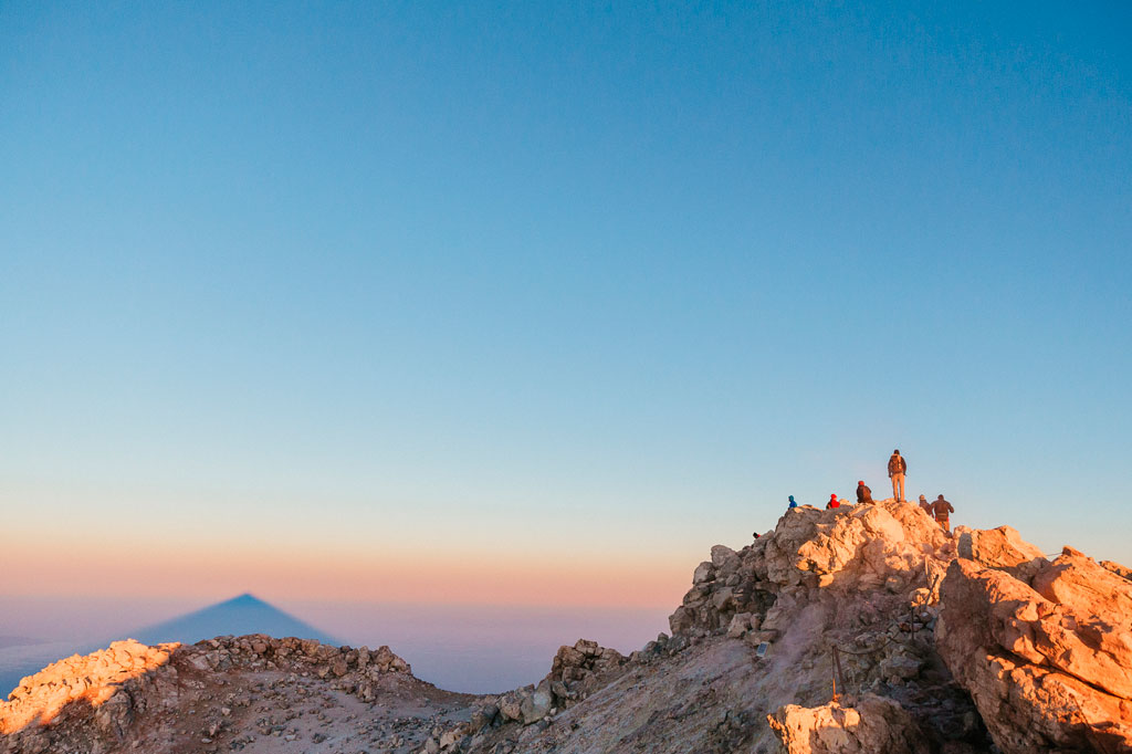 Mensen op de top van de berg Teide bij zonsopgang, Tenerife.