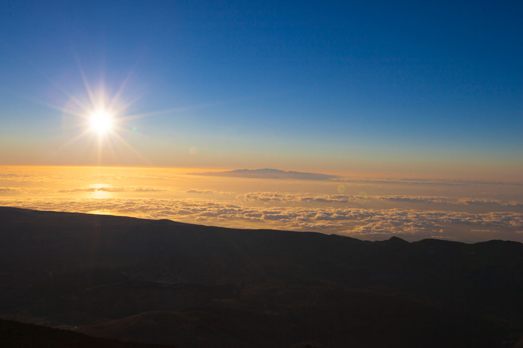 Zonsondergang boven wolken op Tenerife vanaf de berg Teide.