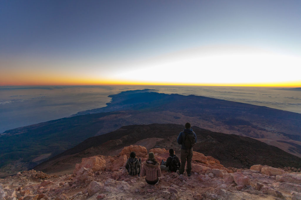 Mensen kijken naar de zonsopgang vanaf de top van de berg Teide op Tenerife.