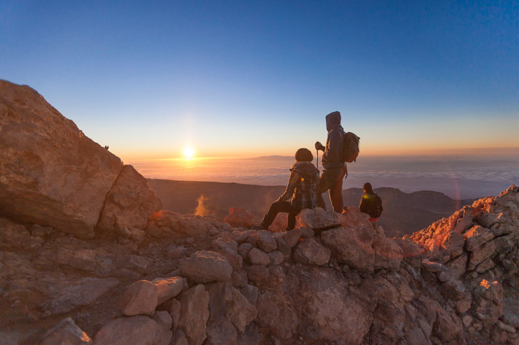 Mensen die de zonsopgang op de top van de berg Teide, Tenerife, bekijken.