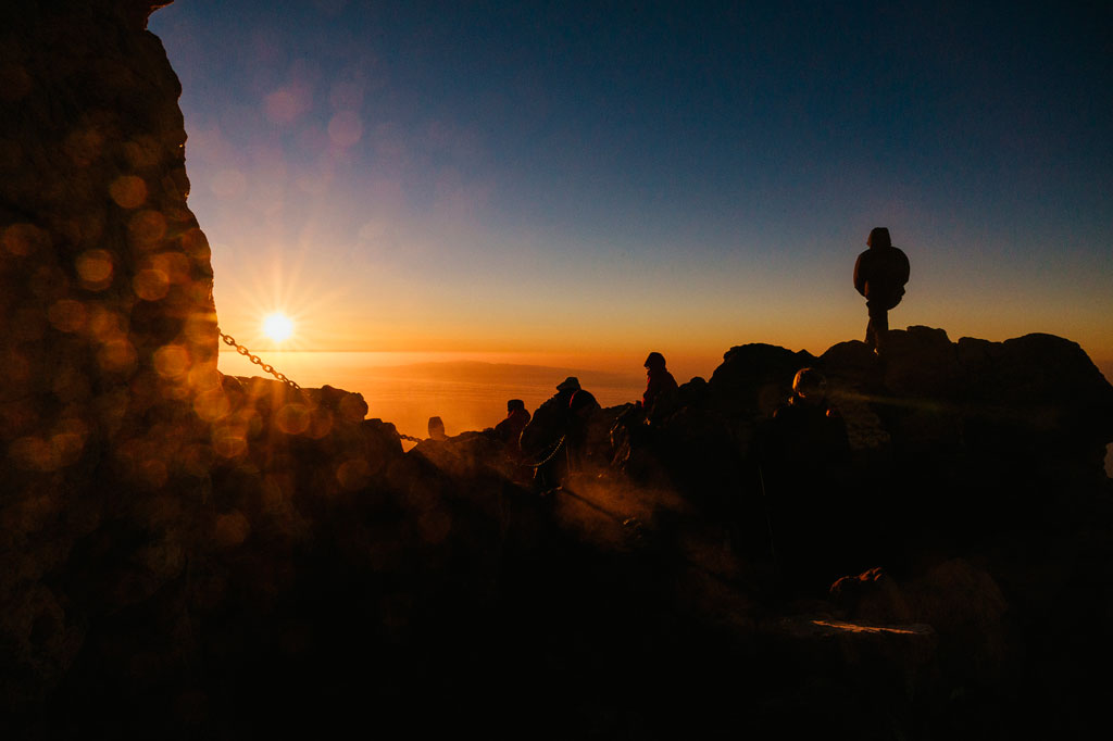 Mensen die naar de zonsopgang op de berg Teide, Tenerife kijken.