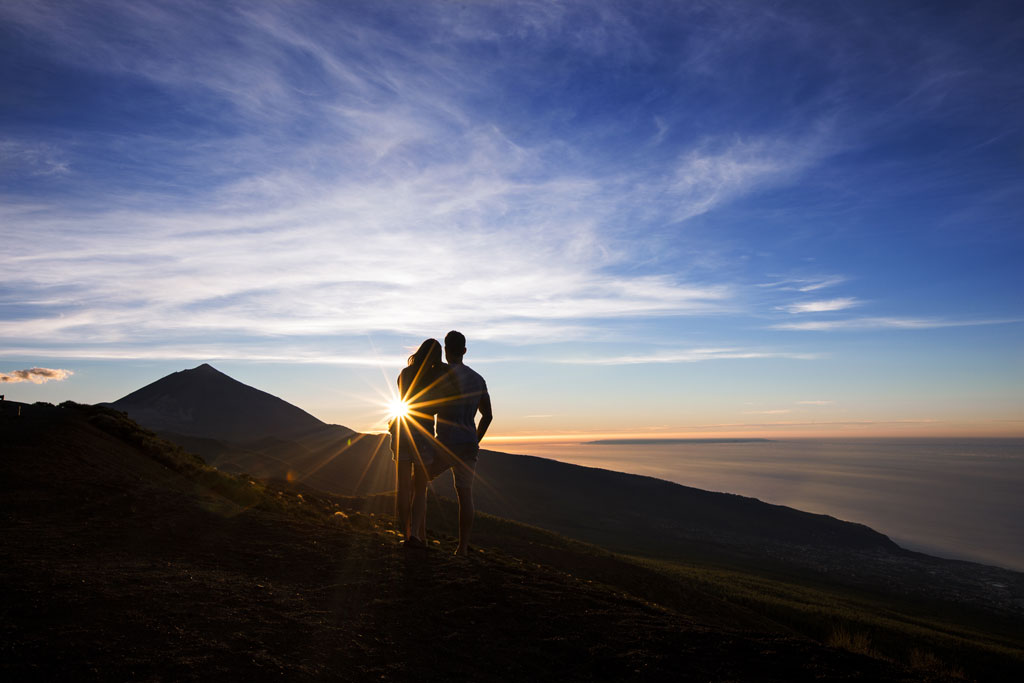Stel dat de zonsondergang bekijkt op de berg Teide, Tenerife.