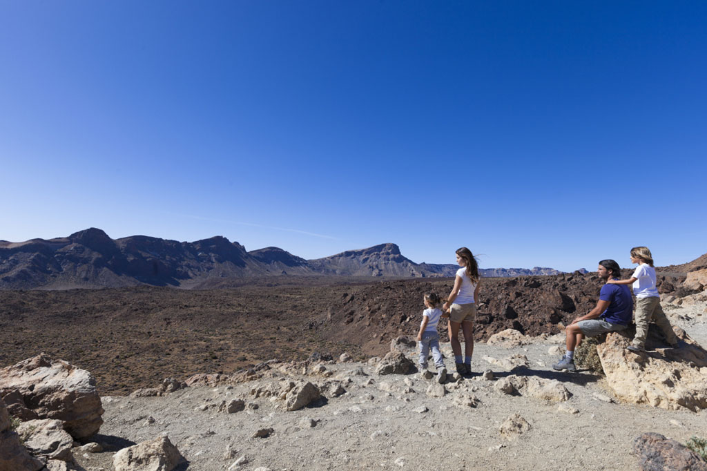 Familie geniet van het landschap van het Nationaal Park Teide op Tenerife.
