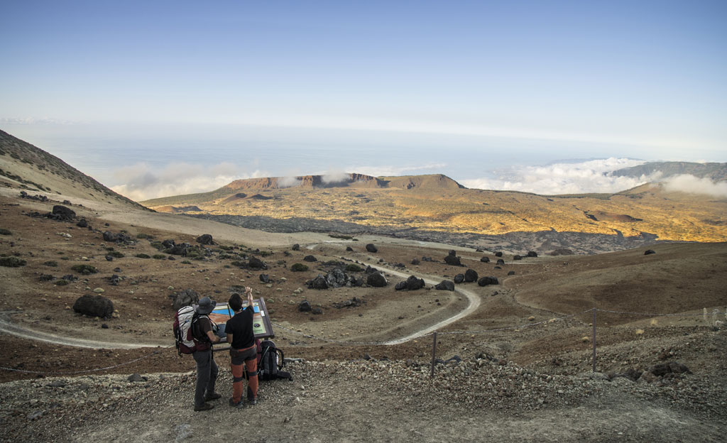 Wandelpad in het Nationaal Park Teide, Tenerife, met twee mensen die het landschap observeren.