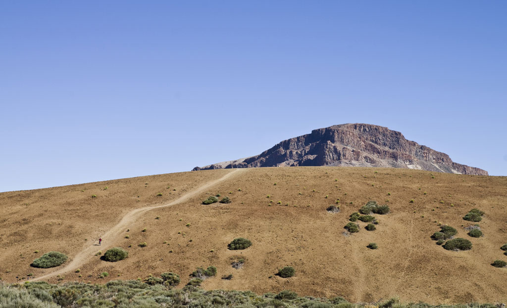 Wandel in een woestijnlandschap met bergen in het Nationaal Park Teide, Tenerife.