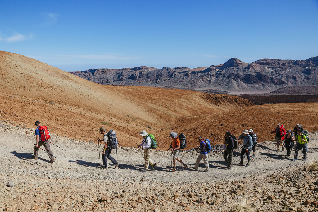 Wandelaars die wandelen op een pad in Nationaal Park Teide, Tenerife.