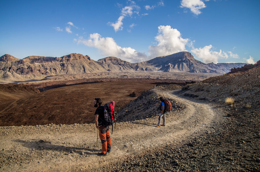 Wandelpad in het Nationaal Park Teide, Tenerife, met bergen op de achtergrond.