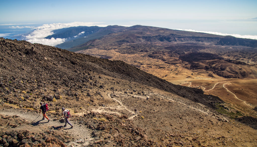 Twee mensen die wandelen in het vulkanische landschap van de berg Teide, Tenerife.