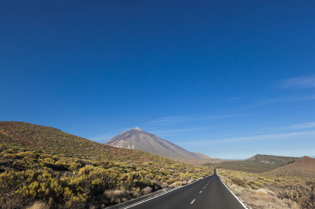 Weg naar de berg Teide, omgeven door vulkanisch landschap op Tenerife.