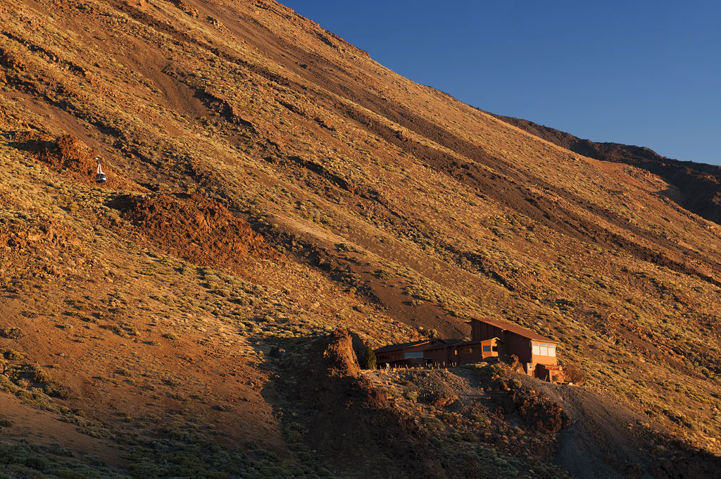 Bergrefuge op de hellingen van de berg Teide, Tenerife, bij zonsopgang.