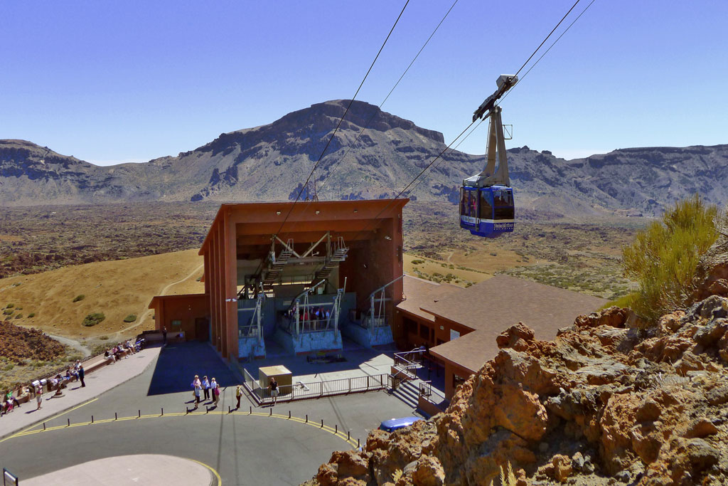 Kabelbaan die de berg Teide op Tenerife opgaat tegen een achtergrond van bergachtig landschap.