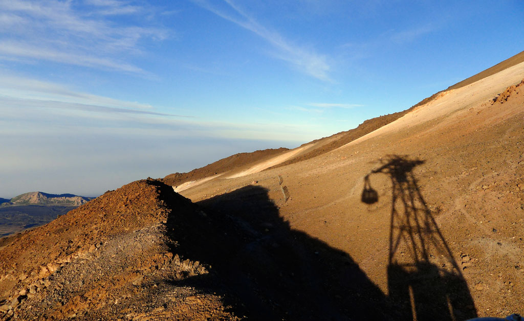 Schaduw van de kabelbaan in bergachtig landschap, Teide, Tenerife.