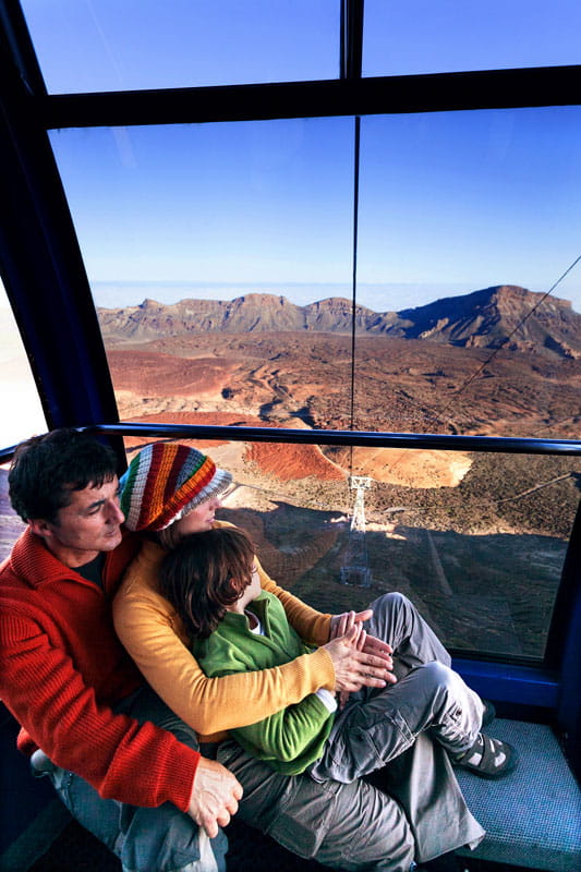 Familiekabelbaan met uitzicht op het landschap van de berg Teide op Tenerife.