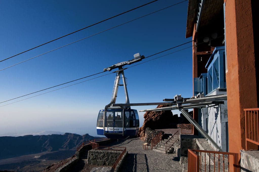 Teide-kabelbaan over bergachtig landschap op Tenerife.