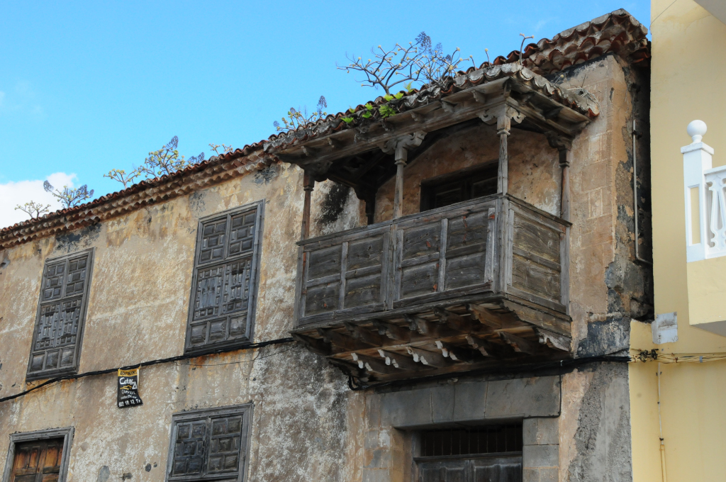 Houten balkon in een oud huis op Tenerife.