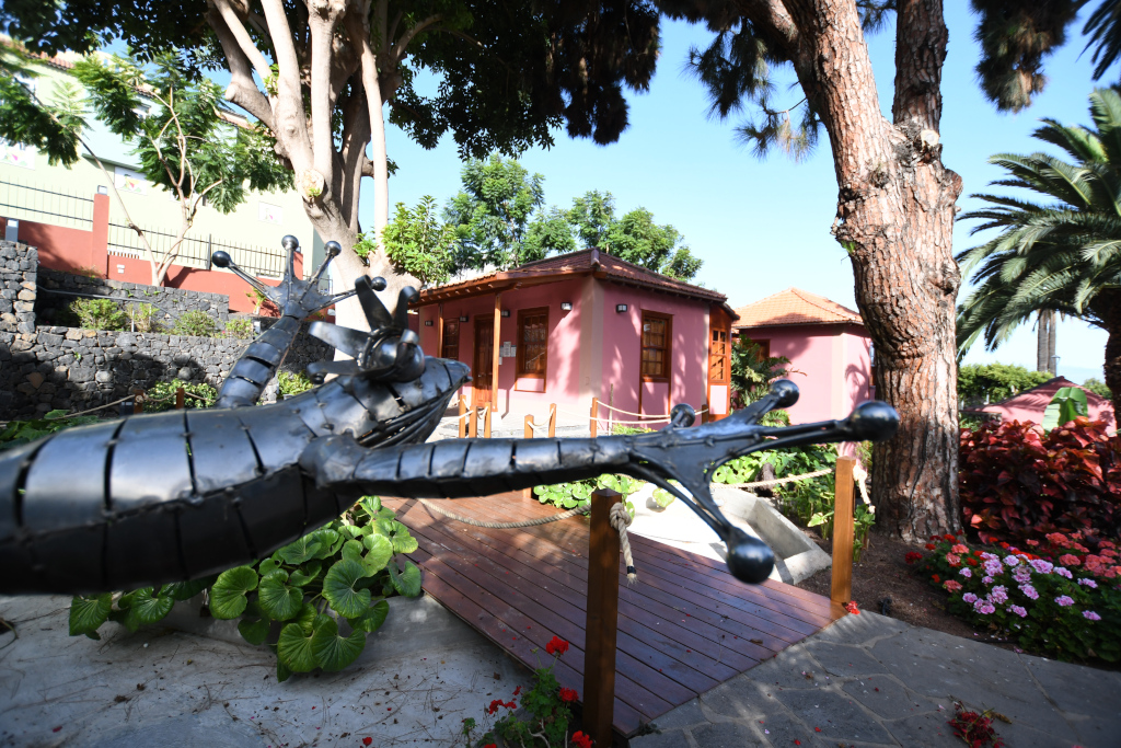 Metalen hagedissculptuur voor een roze huis in Puerto de la Cruz, Tenerife.