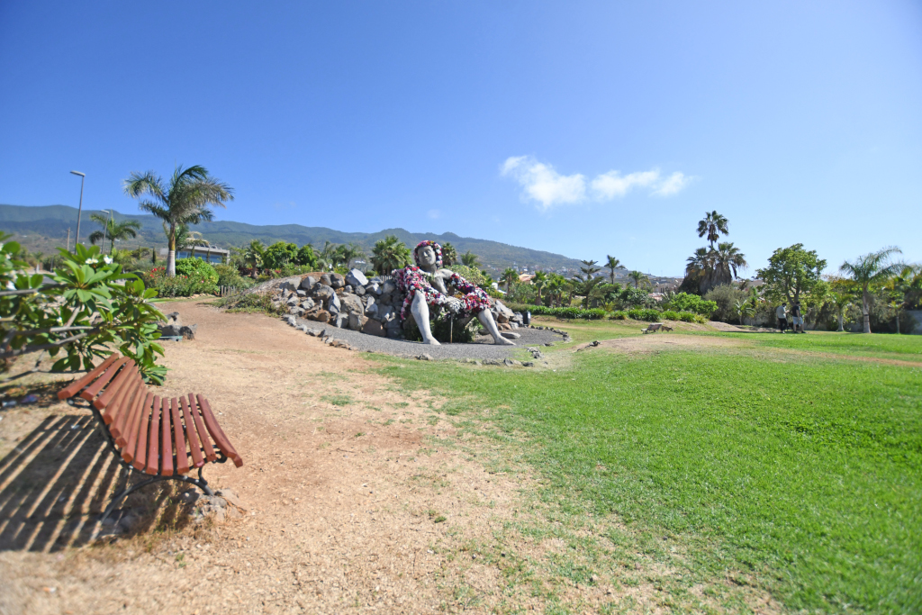 Bankje en sculptuur in park in Puerto de la Cruz, Tenerife.