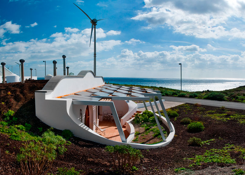 Duurzaam gebouw met windturbine en uitzicht op zee op Tenerife.