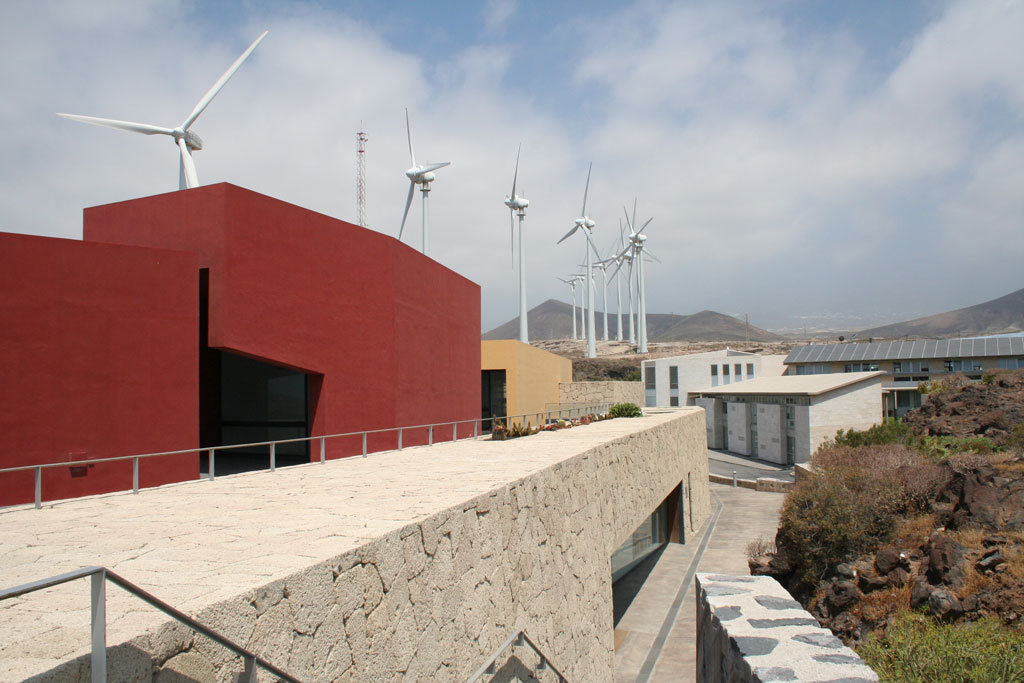Moderne gebouwen en windturbines in het landschap van Tenerife.