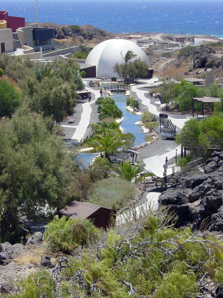 Kronkelend pad en witte koepel in het maanlandschap, Tenerife.