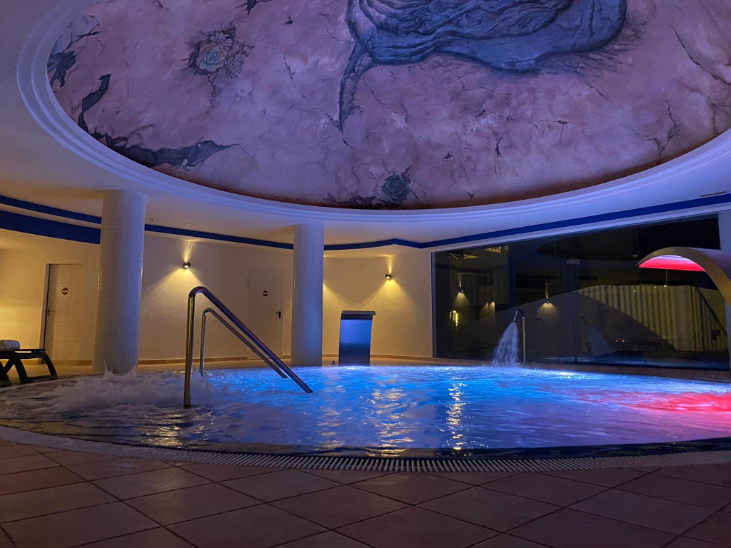 Verlicht binnenzwembad met decoratief dak op Tenerife.